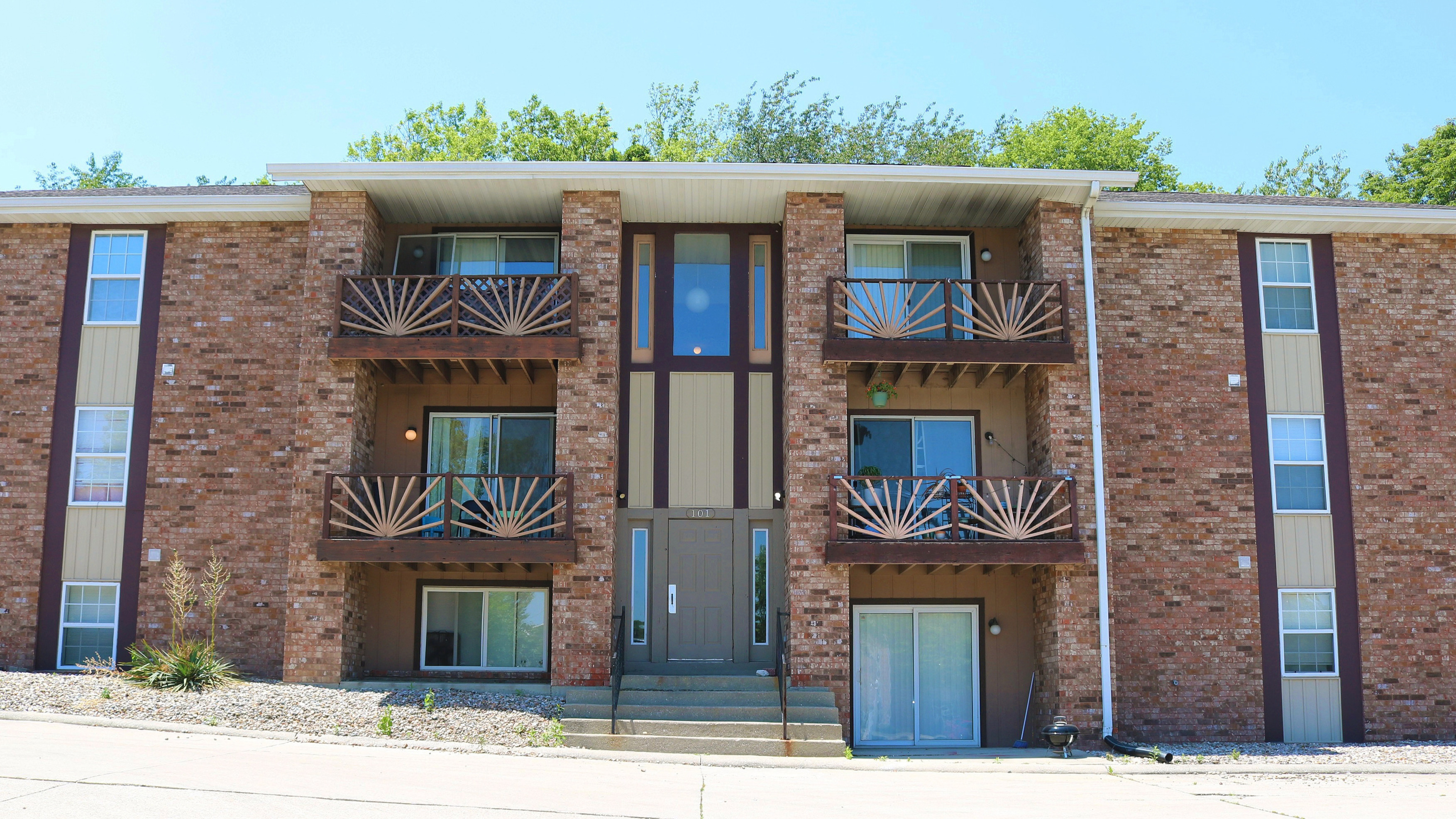 Image of Club Centre Ct. and Ashley Pl. Apartments (Edwardsville, IL) 